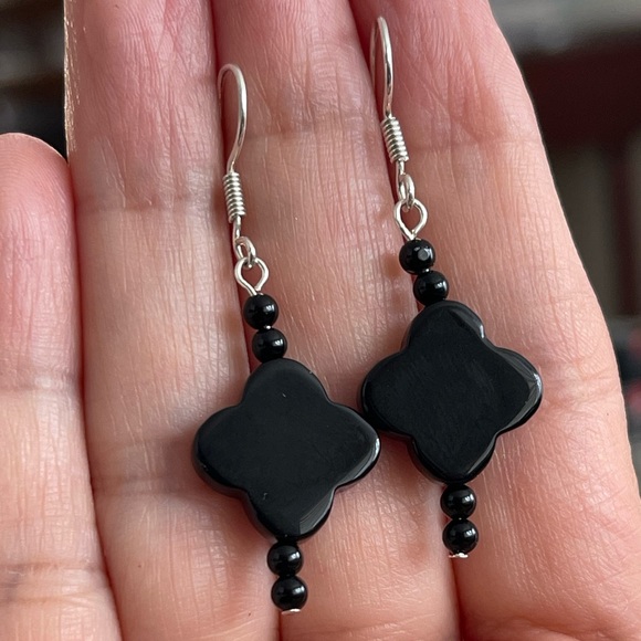 Carved clover black onyx solid sterling silver drop earrings - Picture 4 of 5